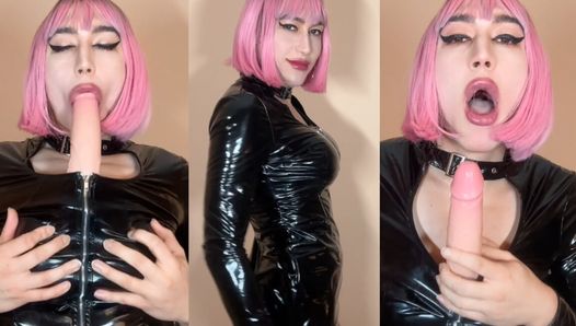 La trav sissy dildo fa un pompino con divertimento di tette finte