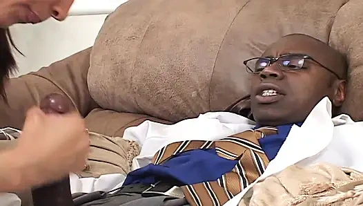 Heißes mädchen schreit vor vergnügen, als sie mit ihrer engen fotze auf einem großen schwarzen schwanz hüpft