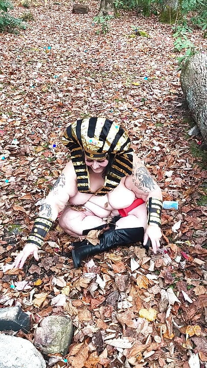 Cewek sange ini lagi asik fingering memeknya di luar ruangan sampai muncrat