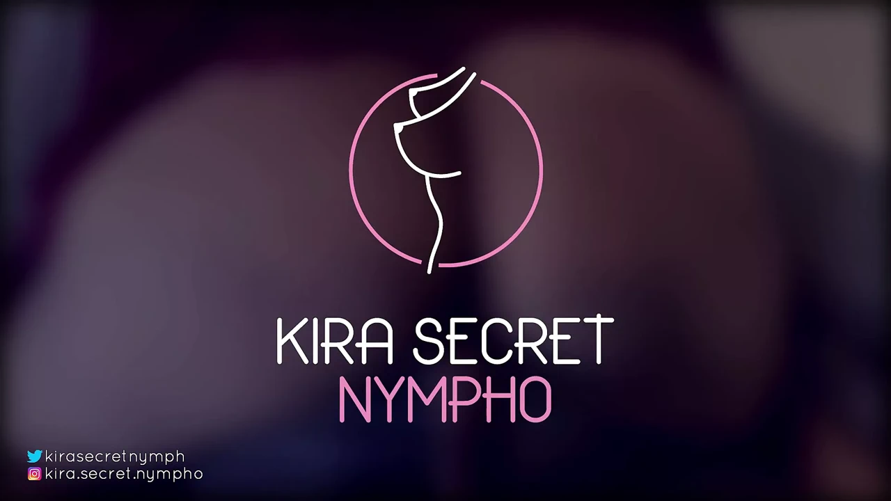 女友在我享受她的阴户时浏览Tiktok。绿色香港