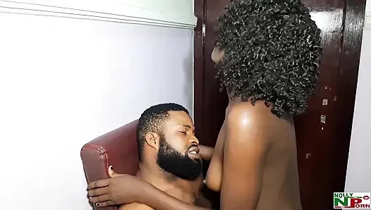 Memek cewek kulit hitam amatir ini dientot habis-habisan sama kontol raksasa pria kulit hitam