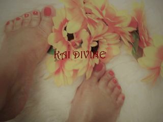 Colagem do pé de Kai Divine com dedos vermelhos