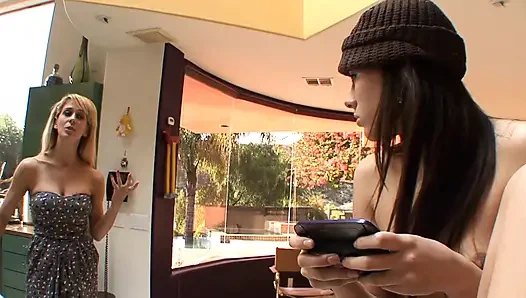 Çarpıcı sarışın orta yaşlı seksi kadın lezbiyen üvey kızını baştan çıkarıyor