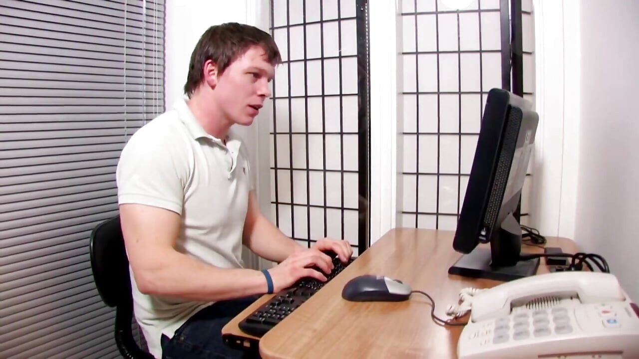 Brunette Babe Facesits and Fingers for Intense Orgasm