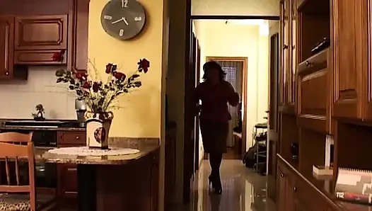Возбужденную милфу трахают пальцами и трахают на кухне