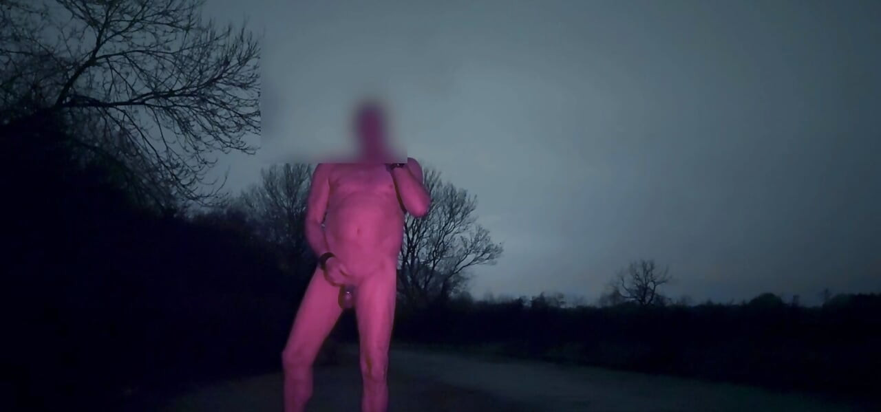 Naakt aftrekken op 2 locaties op blote voeten en twerkend