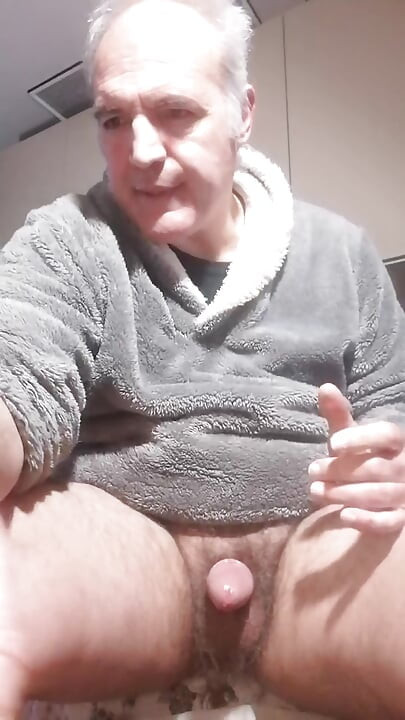 Je veux sentir ta langue lécher ma bite comme une glace au citron