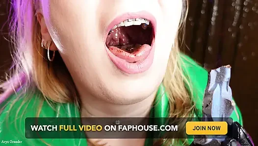 Video mukbang: jilat di dalam mobil (tur mulut pecinta fetish chewing)