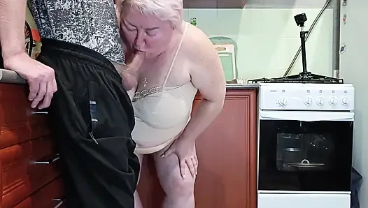 Mutfakta yarak mastürbasyonu ve üvey annenin ağzına ateşli boşalma