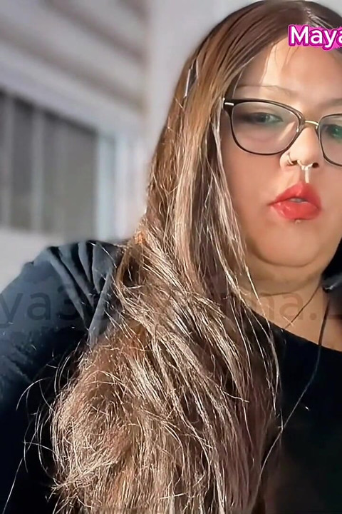 Braziliaanse bbw-milf-godin verdampen Iqos op het werk