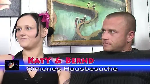 Татуированный немецкий чувак трахает горячую крошку и возбужденную бабушку