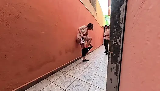 Freeze time, magisches klatschen mit einem blinden mädchen in der gasse