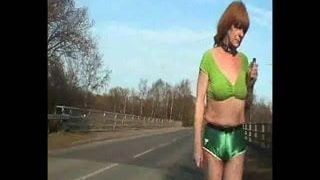 Une salope transsexuelle à collier dans la rue dans un pantalon sexy