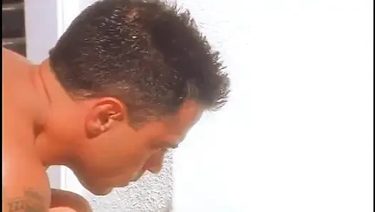 Geile engel lutscht schwanz und schluckt ladung nach dem ficken auf der terrasse