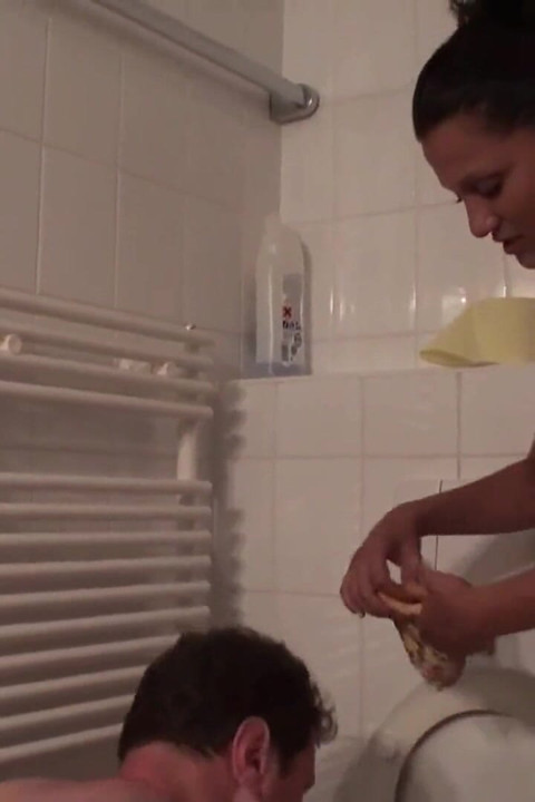 Pizza dipenuhi dengan kencingnya