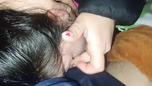 Мне плохо лежит в постели, а мой парень трахает меня в рот, чтобы дать свою сперму и поправиться