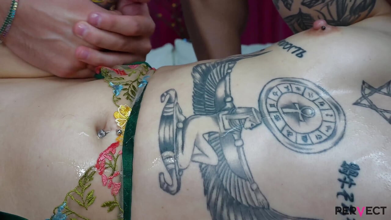 Mari Galore anal çakrasını açıyor