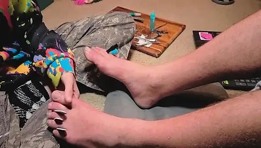 Melody efendisine pedikür yapıyor