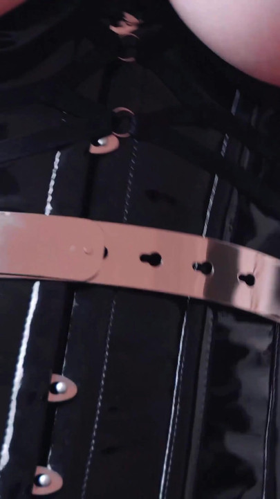 Silný okamžik z "Fetiš oblečení, PVC vinyl lesklé šaty"