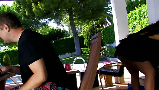 Schönes tätowiertes brünettes mädchen lutscht den schwanz seiner partnerin mit leidenschaft