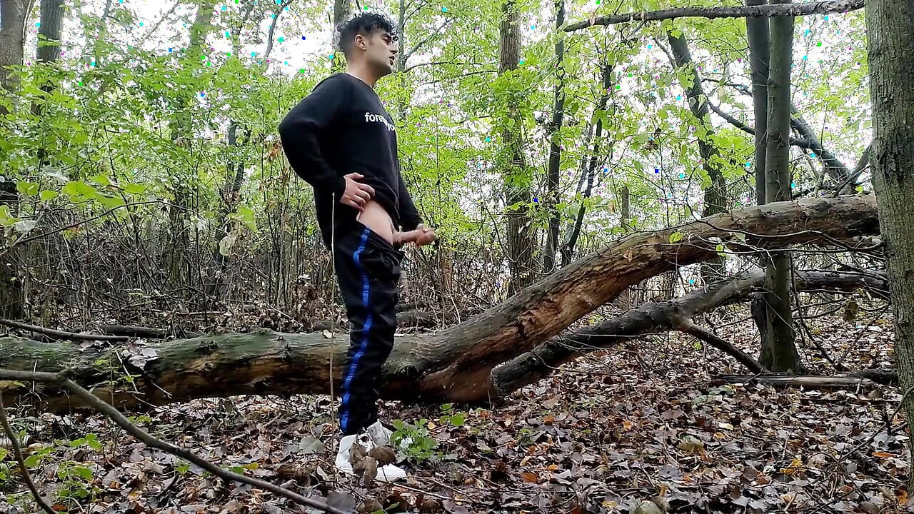 激烈的手淫 - 2次射精, 第二次射精比第一次更大 - 雨天射精在森林里