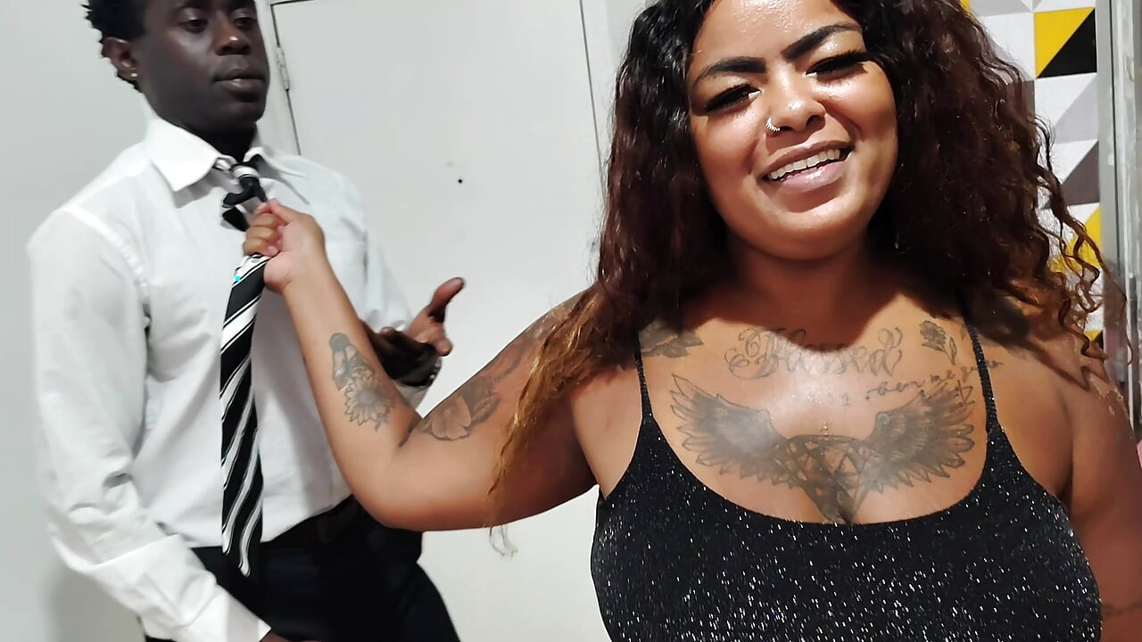 Istri brasil menggoda pengawalnya sambil ditonton suaminya