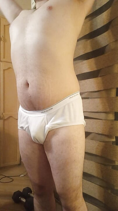 Semental musculoso caliente hace ejercicio y provoca