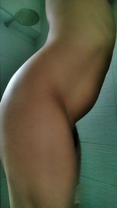 Pasywny gejowski femboy w łazience