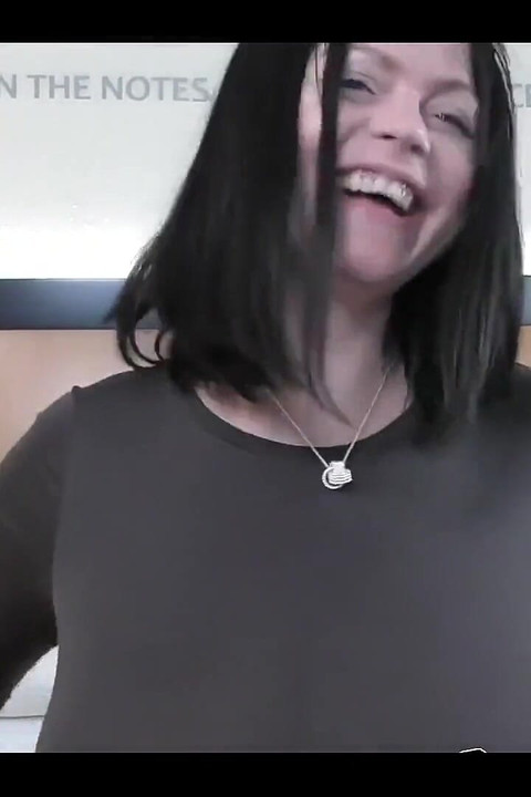 นมเด้งและกระโดดและดูดหัวนมแข็งสีเข้มของฉันอย่างแรง