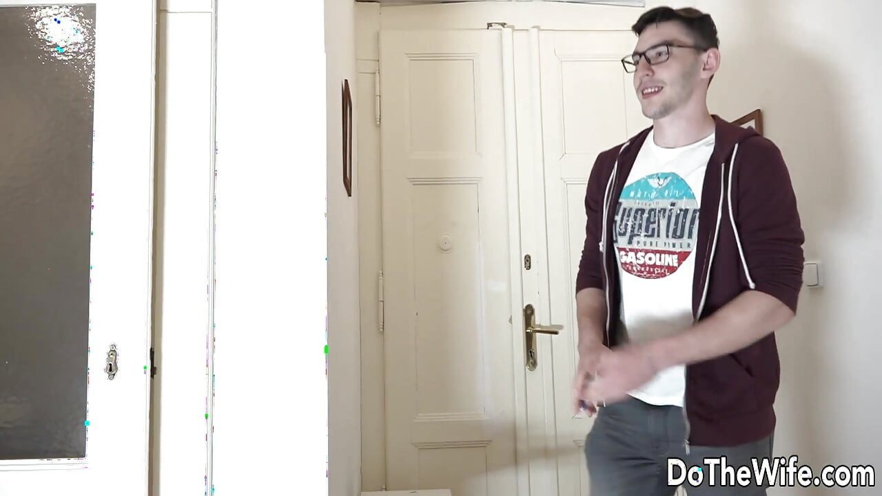 Soția țâțoasă Suzie Sun face sex oral adânc în gât cu o neagră și este