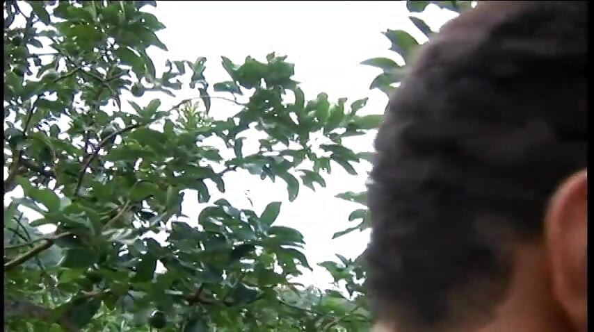 Hete latina brunette krijgt haar kutje gelikt op de zwembadstoel