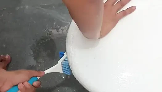 Sinamahan kong mag-linis ng bathroom si babe, at naghubad kaming dalawa