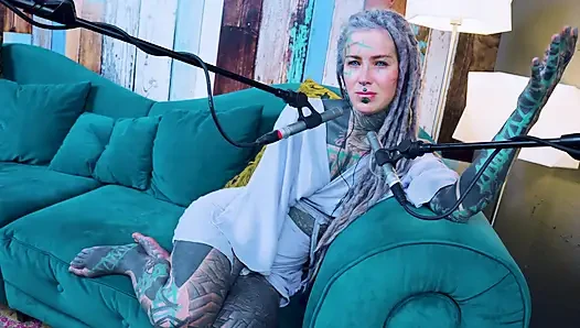 U hakkında konuşuyorum - rahatsız - asmr podcast sfw konuşuyor gotik sıska kız dreadlocks dövmeli model dövmeli kız