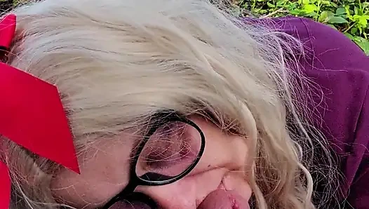 Blonde schlampe lutscht papis cuckold