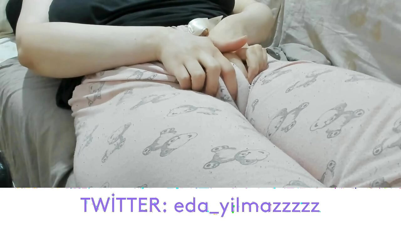 CAMEL TOE- MASTURBACIÓN EN PIJAMA- COÑO HINCHADO- COÑO HINCHADO- COÑO GRANDE- PORNO TURCO- MILF TURCA