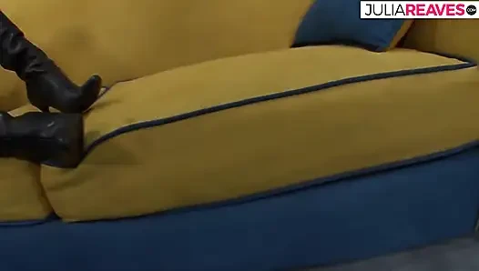 Tombul bir yarak tıraşlı amına kayarken sarışın hatun zevk alıyor