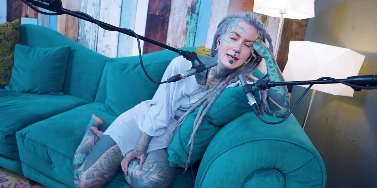 Ben hakkında konuşuyorum - izolasyon - asmr podcast sfw konuşuyor gotik sıska kız dreadlocks dövmeli model dövmeli kız