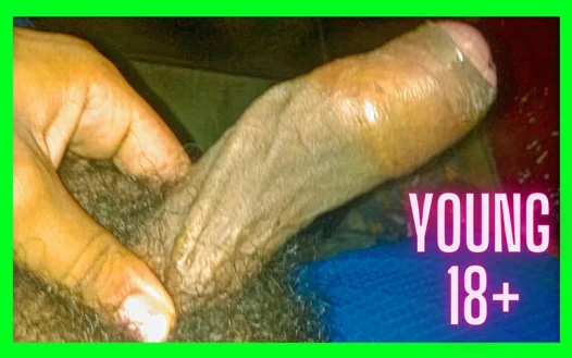 Zonklayan kıllı yarağımı sıvazlıyorum