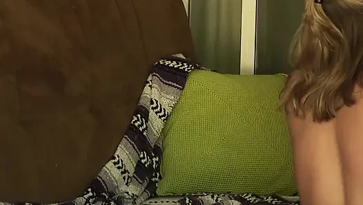 Büyük götlü olgun azgın bir adamdan sikiliyor