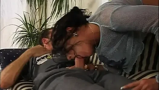 Güzel memeli azgın orta yaşlı seksi kadın sikiliyor ve büyük klasik yarakla göt deliğine boşalıyor