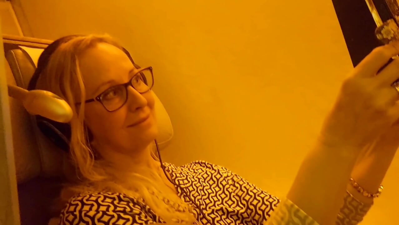 Mogen Blond Fru Njuter Av Sex Halvnaken