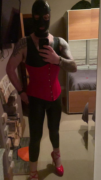 ラテックス弱虫。服を着て準備ができました