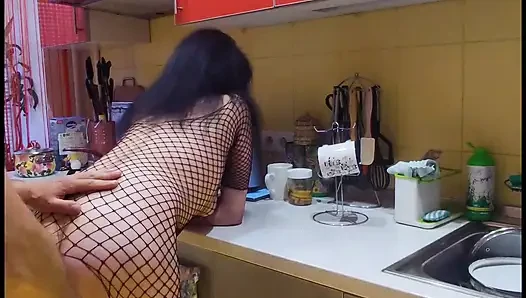 Pantat sempit di bawah stoking jaring dan anal