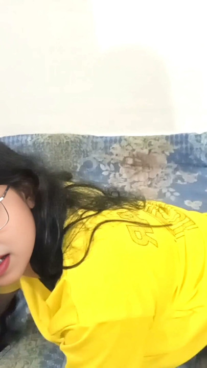Nilimachowdhury는 친구를 집으로 불러서 빈 콘돔으로 그를 박으려고 해. | 클립 2