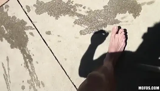 Perverse on Patrol - üppige Rylie Richman & Chloe werden vor der Kamera während eines nassen und wilden dreier-pool-dreier vor der kamera erwischt