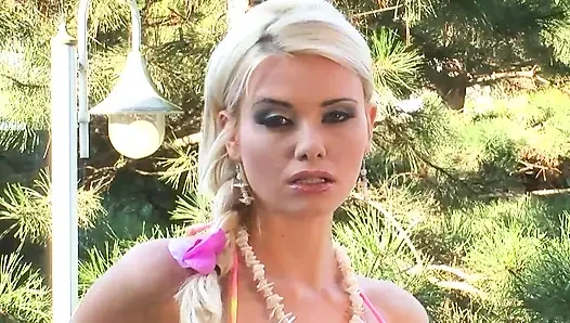 Красивая и возбужденная блондинка с большими сиськами щекочут ее мокрую возбуждающую киску, том 1