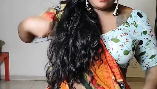Aunty Ilaria Tries to Escape the Crowd and Accidentally Discovered Her Fetish.