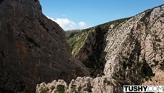 Tushy feisty kızıl saçlı Audrey Reid tutkulu açık havada anal macerada erkeğini test ediyor