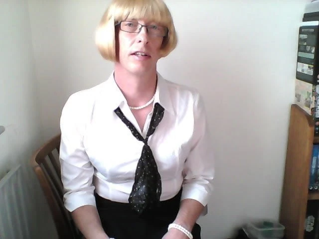 Miss Victoria Hoe sells and plays with herself