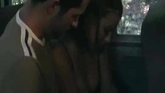 Olgun esmer orta yaşlı seksi kadın yarak emiyor ve otobüste sikiliyor